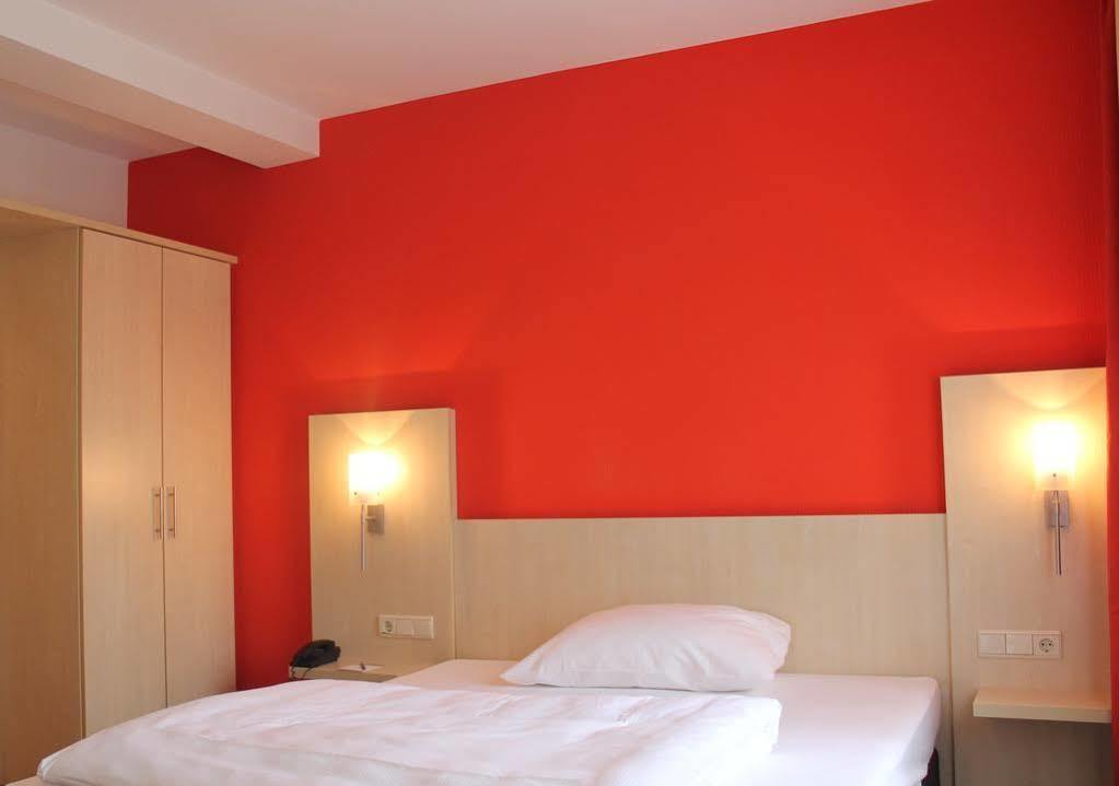 Tante Alma'S Bonner Hotel Екстериор снимка